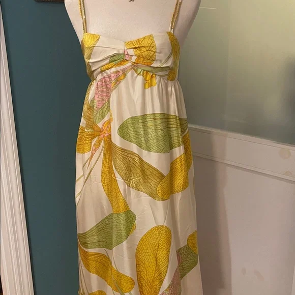 Designer Nieves Lavi Label